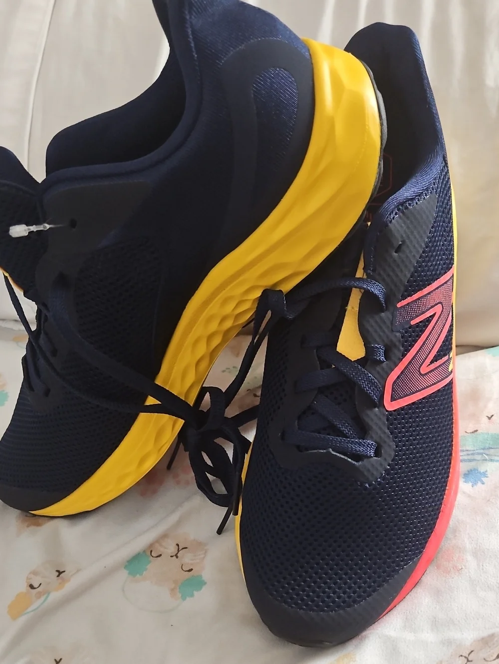 Boys New BALANCE Fresh Foam ARISHI V4. These Shoes are Brand New Without The Tag